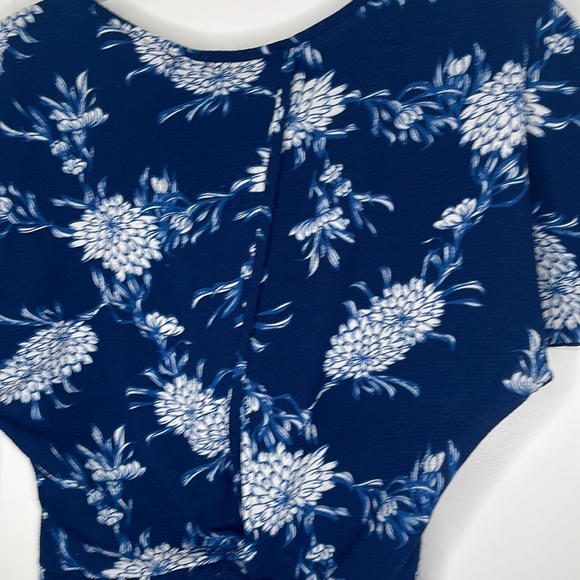 Suzy Shier Blue and White Floral top with back tie Size XS/XP - Picture 7 of 8